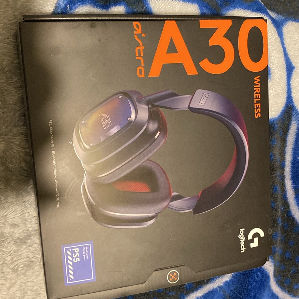 NEW With BOX Logitech G Astro A30 LIGHTSPEED Wireless Gaming Headset w/ case.